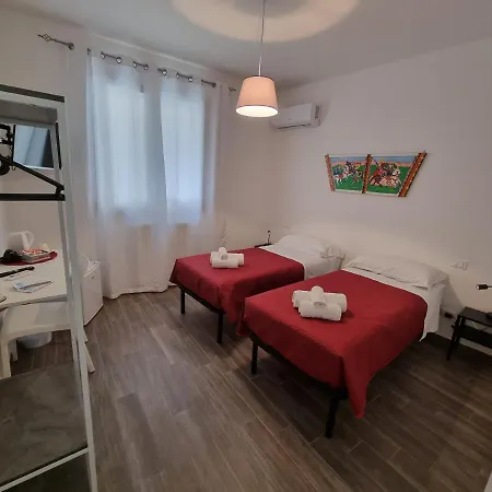 Residenza Tarzana Guest house *